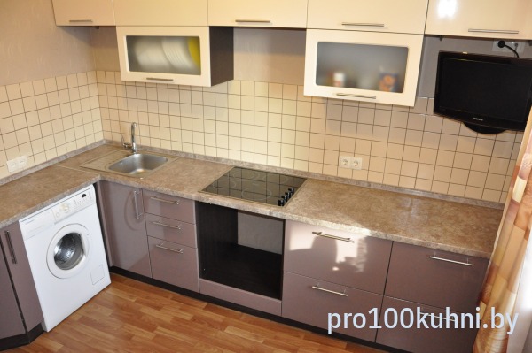 Кухня. Цвет: Белый RAL 9003 (глянец)/RAL 1019. Вид: Угловая. Фасад: Крашенный МДФ.