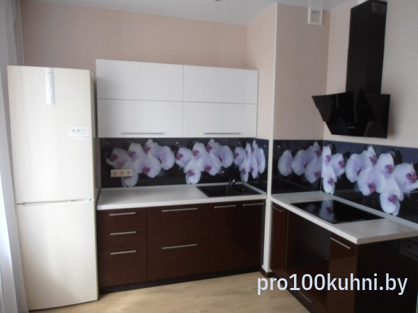 Кухня. Цвет: 0001 Белый/ 0553 Шоколад. Вид: Угловая. Фасад: Пластик.