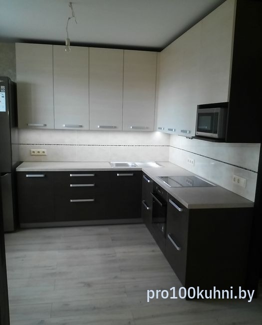 Кухня. Цвет:  Бежевый песок U156 ST9/Чёрный U999 ST2. Вид: Угловая. Фасад: ЛДСП.