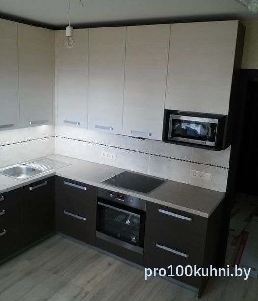 Кухня. Цвет:  Бежевый песок U156 ST9/Чёрный U999 ST2. Вид: Угловая. Фасад: ЛДСП.