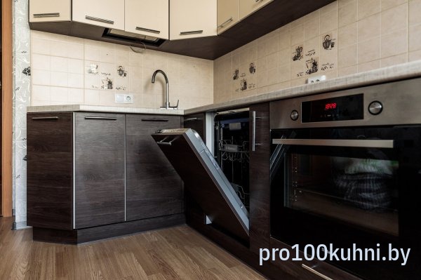 Кухня. Цвет: Крем бежевый U222 ST9/Дуб термо чёрно-коричневый H1199 ST12. Вид: Угловая. Фасад: ЛДСП Эггер.