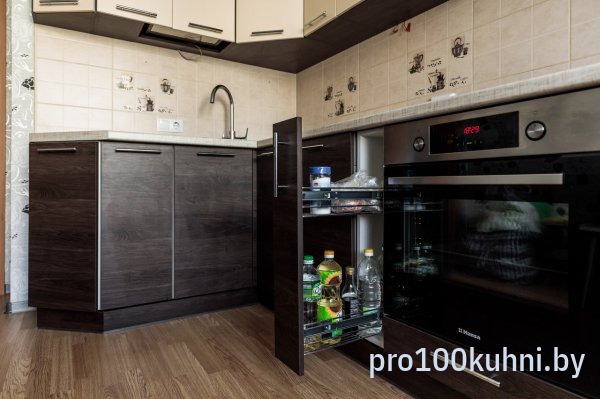 Кухня. Цвет: Крем бежевый U222 ST9/Дуб термо чёрно-коричневый H1199 ST12. Вид: Угловая. Фасад: ЛДСП Эггер.