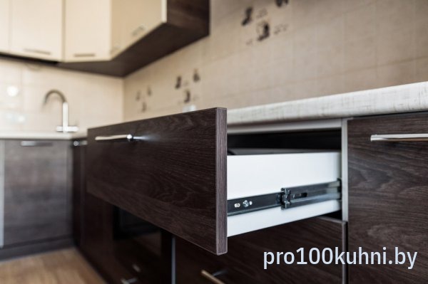 Кухня. Цвет: Крем бежевый U222 ST9/Дуб термо чёрно-коричневый H1199 ST12. Вид: Угловая. Фасад: ЛДСП Эггер.