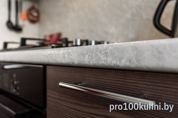 Кухня. Цвет: 0001 Белый/4303 Орех. Вид: Угловая. Фасад: Пластик.