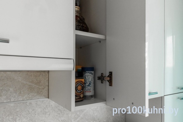 Кухня. Цвет: 0001 Белый/4303 Орех. Вид: Угловая. Фасад: Пластик.