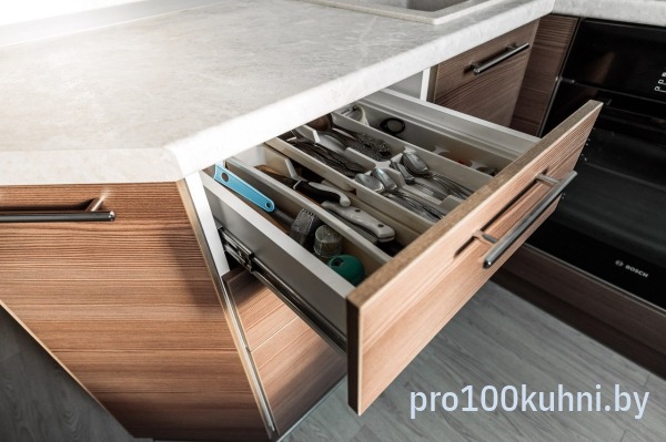 Кухня. Цвет: 0001 Белый/4303 Орех. Вид: Угловая. Фасад: Пластик.