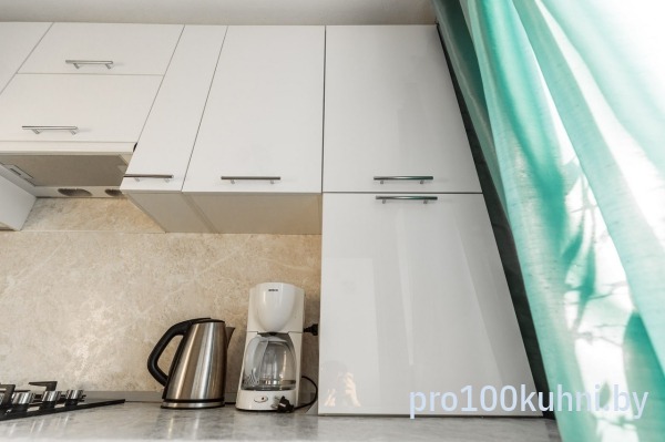 Кухня. Цвет: 0001 Белый/4303 Орех. Вид: Угловая. Фасад: Пластик.