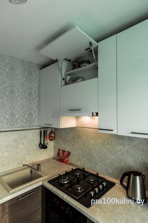 Кухня. Цвет: 0001 Белый/4303 Орех. Вид: Угловая. Фасад: Пластик.