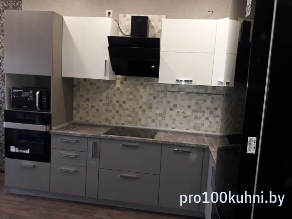 Кухня. Цвет: 0001 Белый 0211/0254 Темно-серый. Вид: Угловая. Фасад: Пластик.