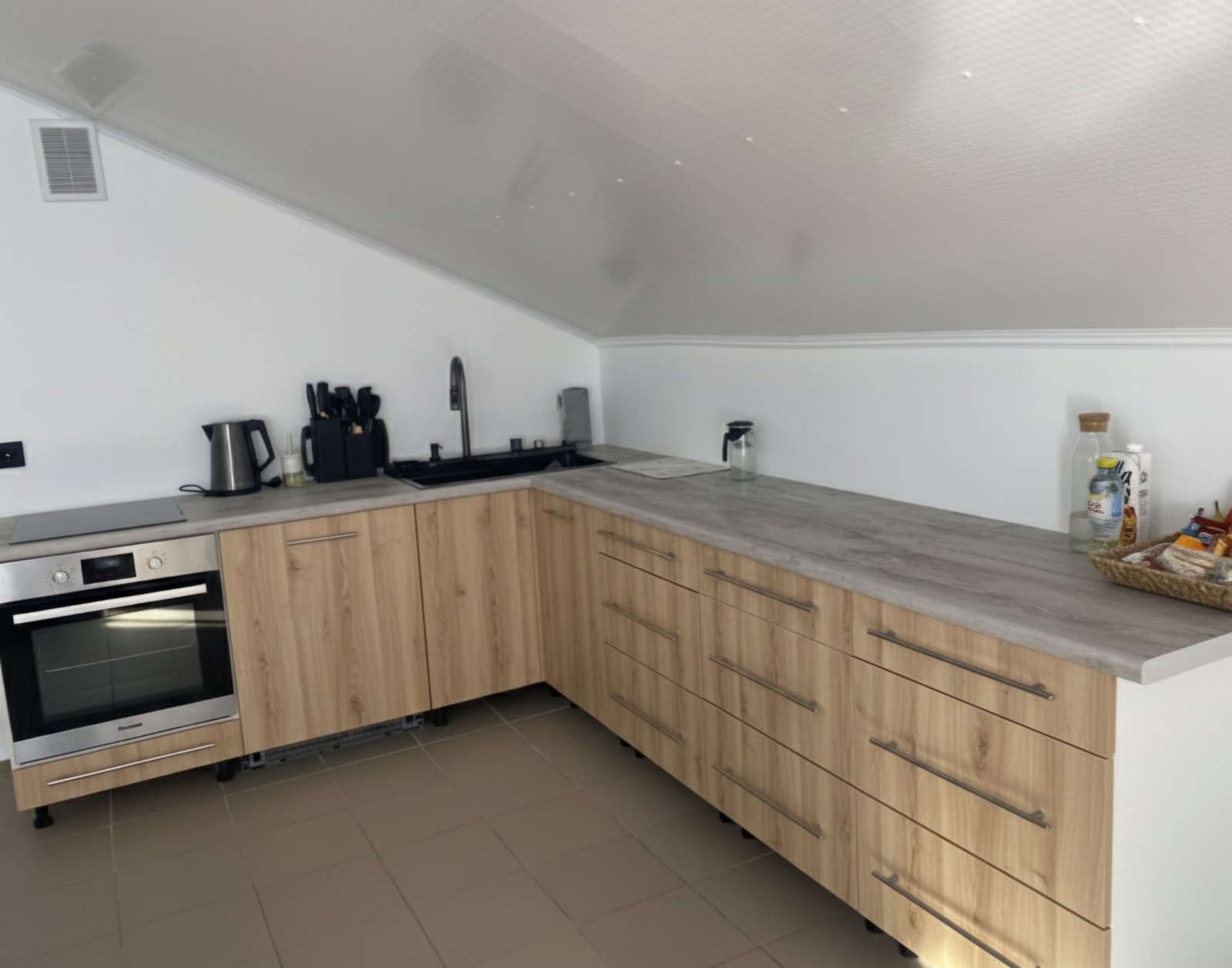 Угловая кухня СтильТренд 5,1 метров (дуб юкон)