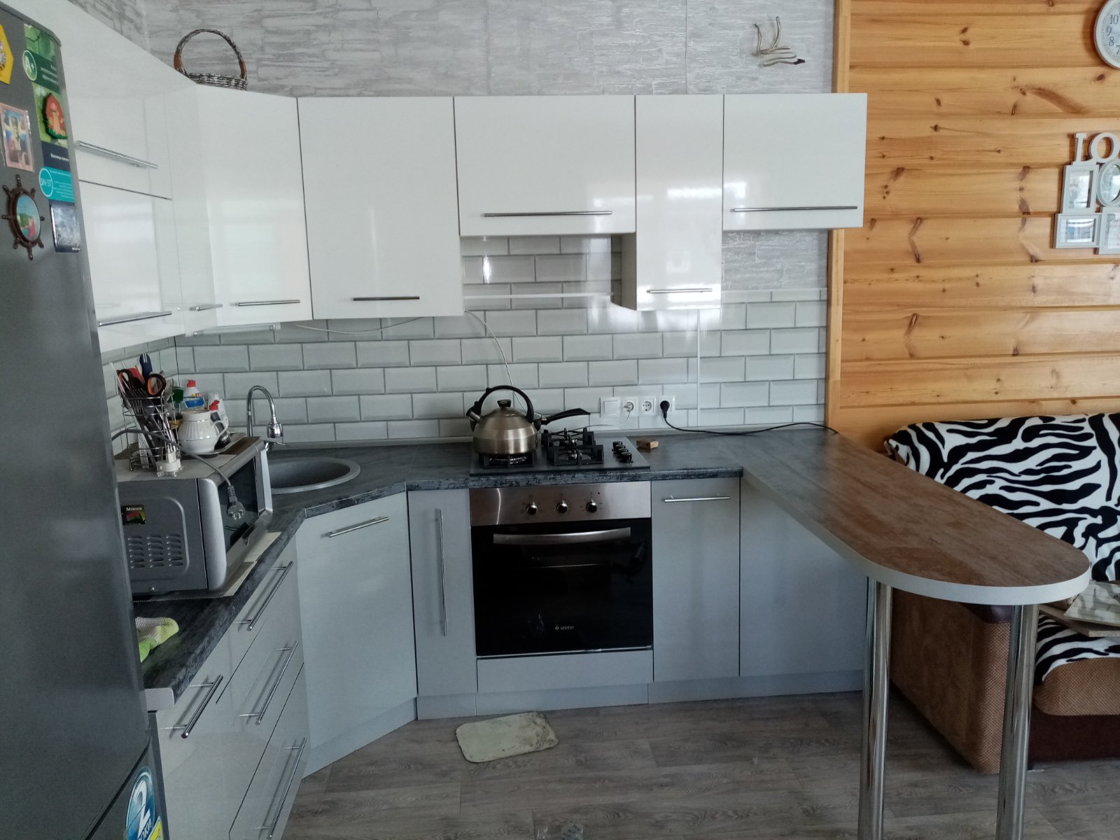 Угловая кухня Хай-Тек Мастера 4,1 метра (белый глянец)