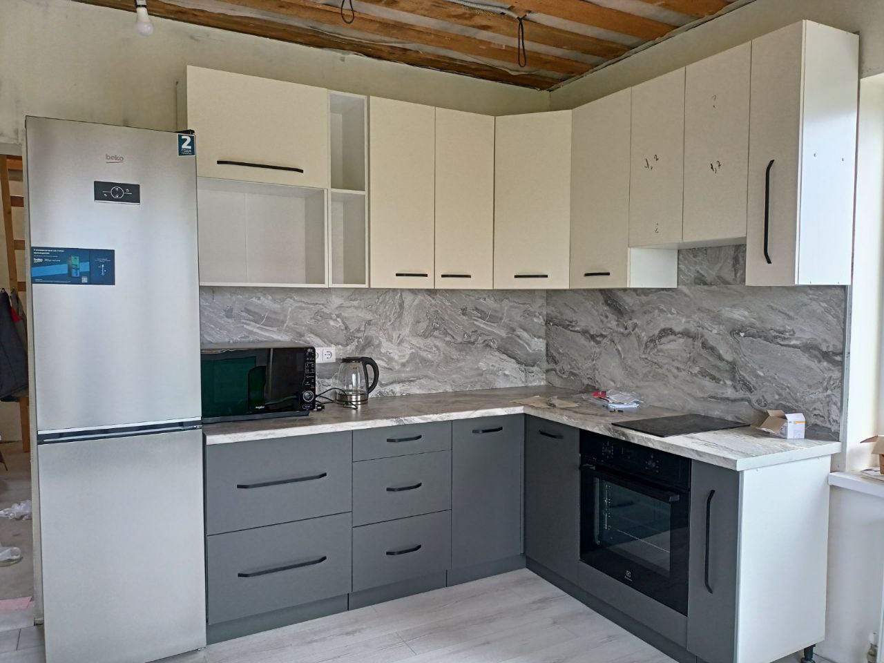 Угловая кухня Искра 3,9 метра (крем матовый/серый шторм матовый)