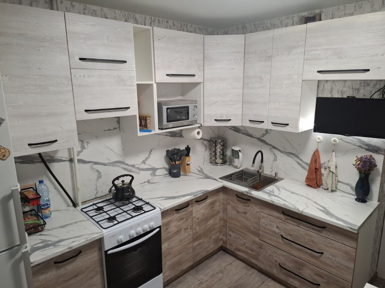 Угловая кухня Стрит-арт стиль 4,75 метра (сосна касцина/дуб юкон)